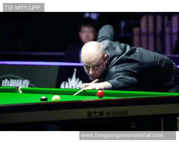 丁俊晖与足球明星同场竞技展现台球与足球的精彩碰撞