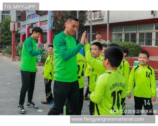 小朋友热情邀请足球明星共度快乐时光展现梦想与友谊的精彩瞬间 小朋友热情邀请足球明星共度快乐时光展现梦想与友谊的精彩瞬间