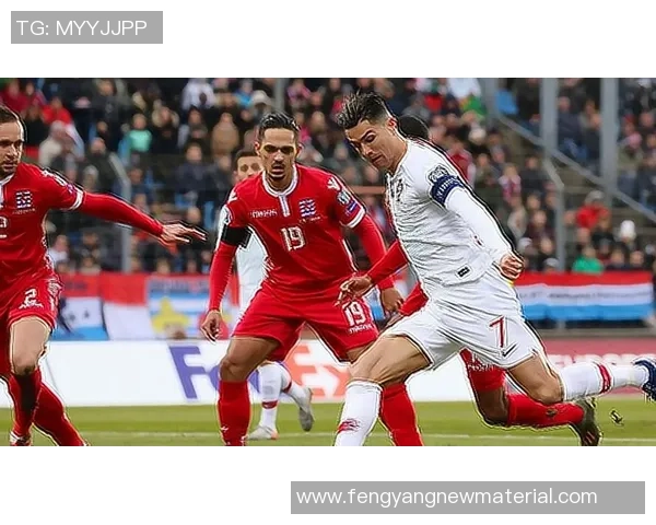 足球明星戴珍珠的时尚风采与魅力展示全景图片集